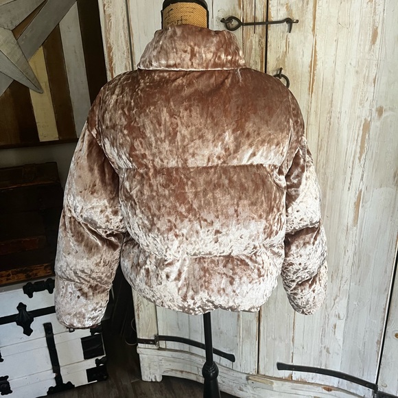 NWOT Fabletics Wander crushed velvet cropped puffer - Picture 9 of 11